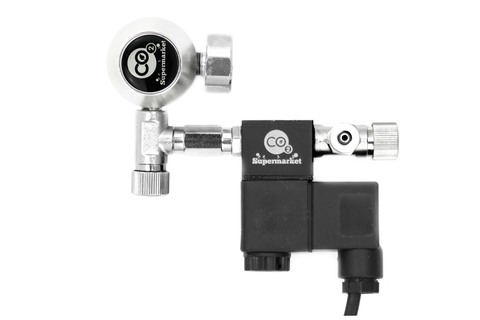 Foto af 24mm forlængelse bruges til at forbinde en CO2-regulator til en magnetventil